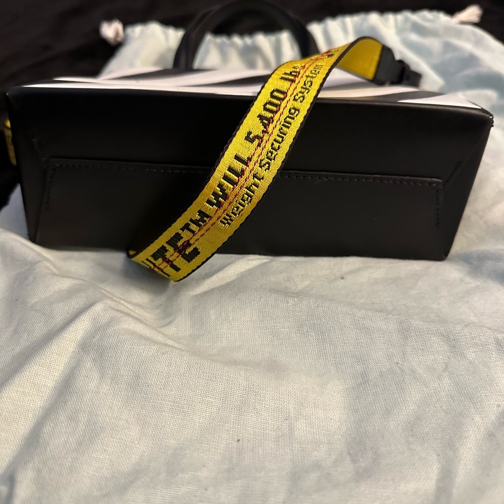 Off white crossbody leather bag 100% authentic - Picture 4 of 5